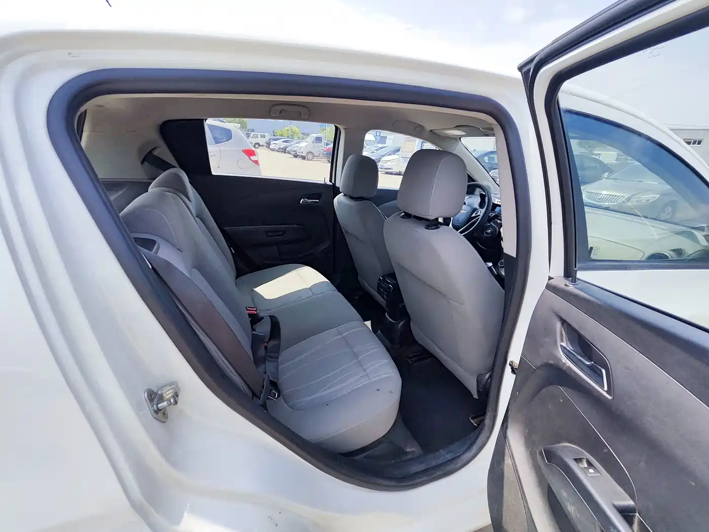 Chevrolet Aveo 2014 2014 Sedan 1.4SE MT Joy Edition