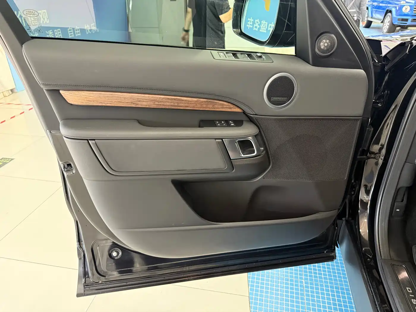 Land Rover Discovery 2018 3.0 SC V6 HSE фото 26