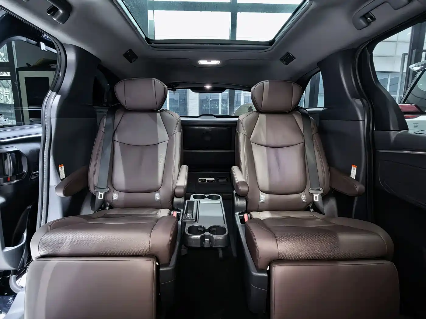 Фото 4 - Toyota Granvia