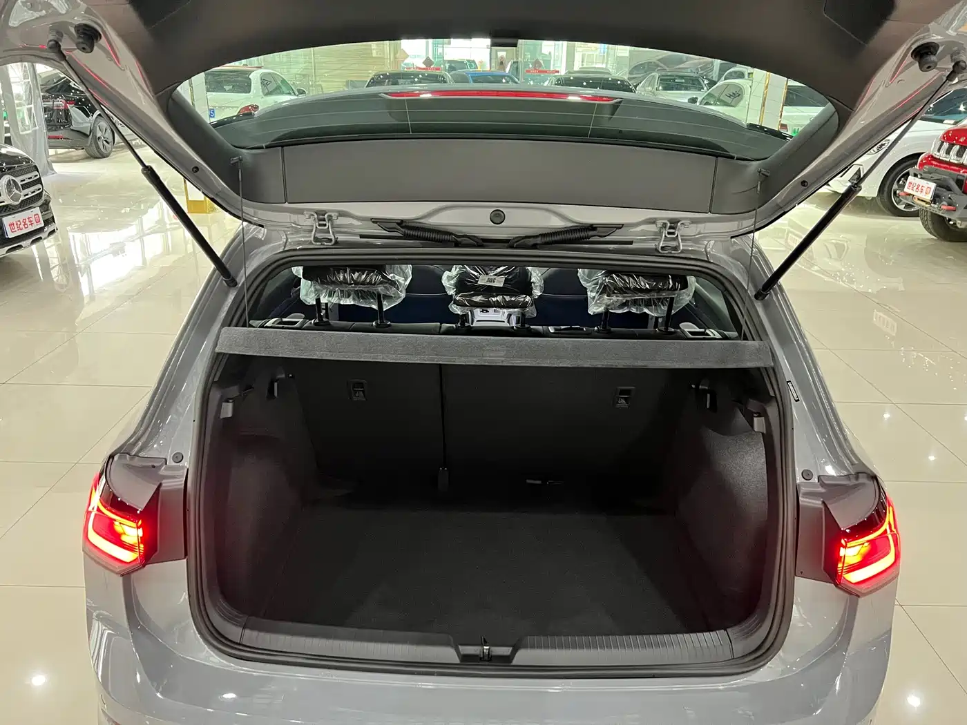 Volkswagen Golf 2025 2025 300TSI R-Line