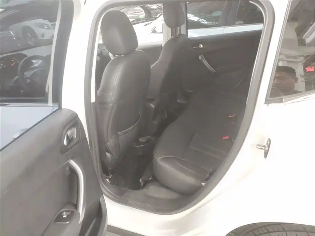 Peugeot 2008 2014 1.6L Automatic Navigation Edition фото 17