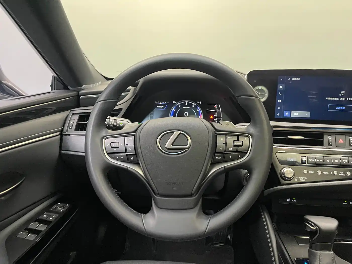 Фото 30 - Lexus ES