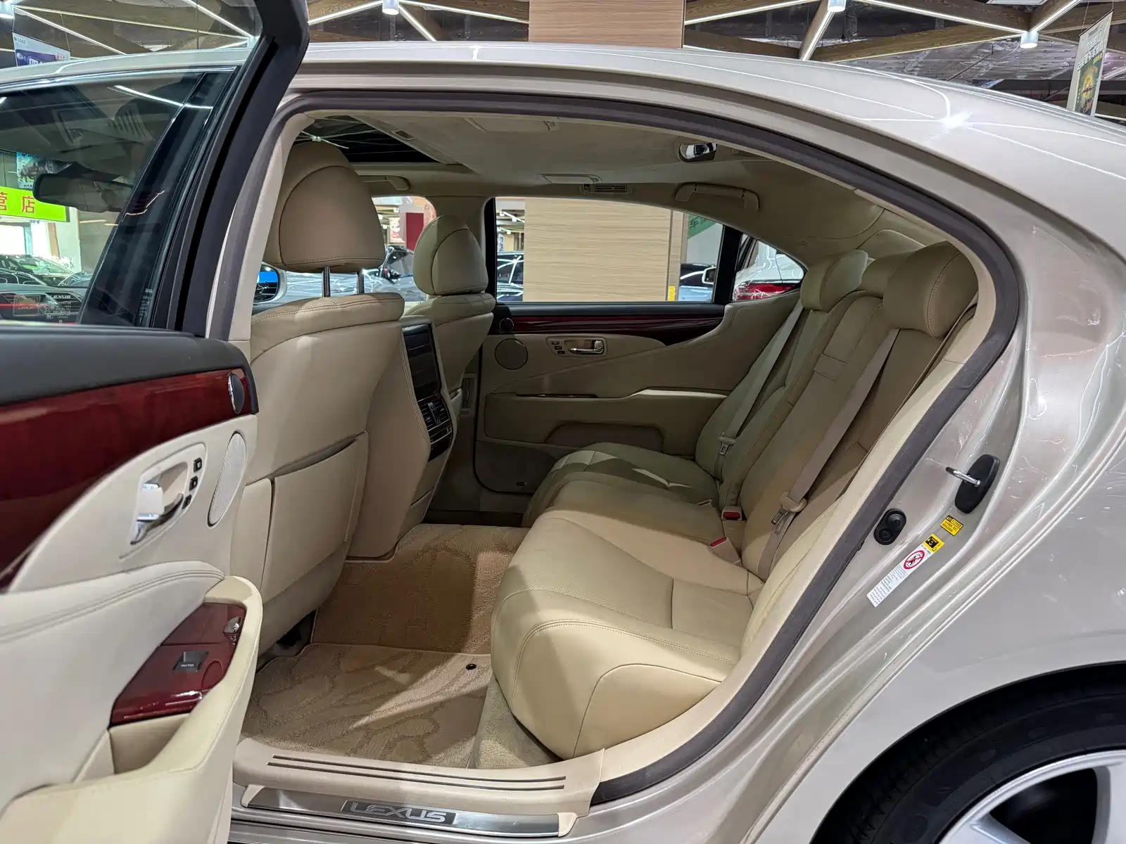 Фото 9 - Lexus LS