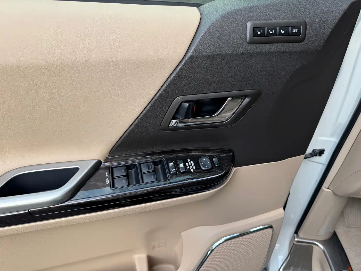 Toyota Alphard фото 8