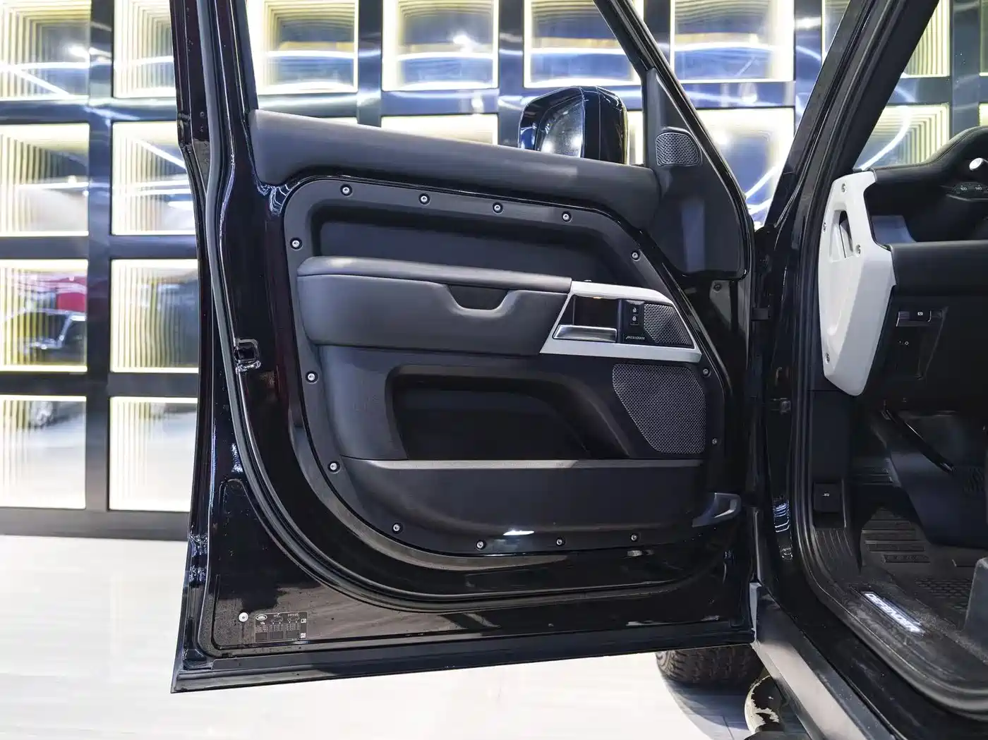 Land Rover Defender 2023 Model 110 3.0T P400 X-DYNAMIC HSE фото 11