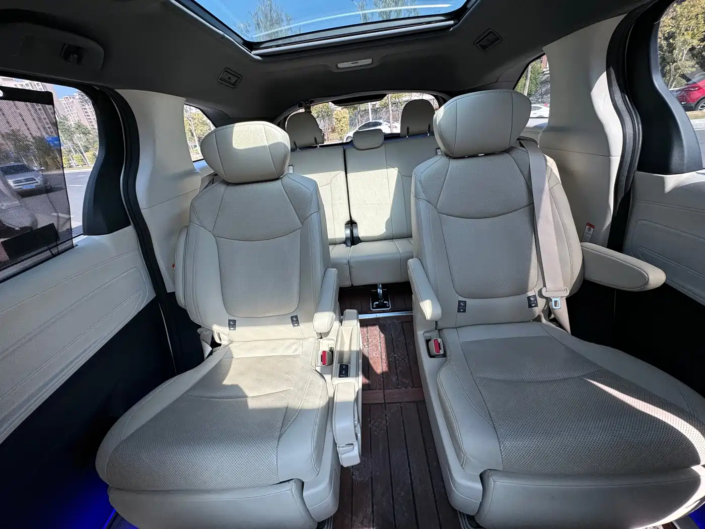 Toyota Granvia 2023 2.5L Hybrid VIP Edition фото 10