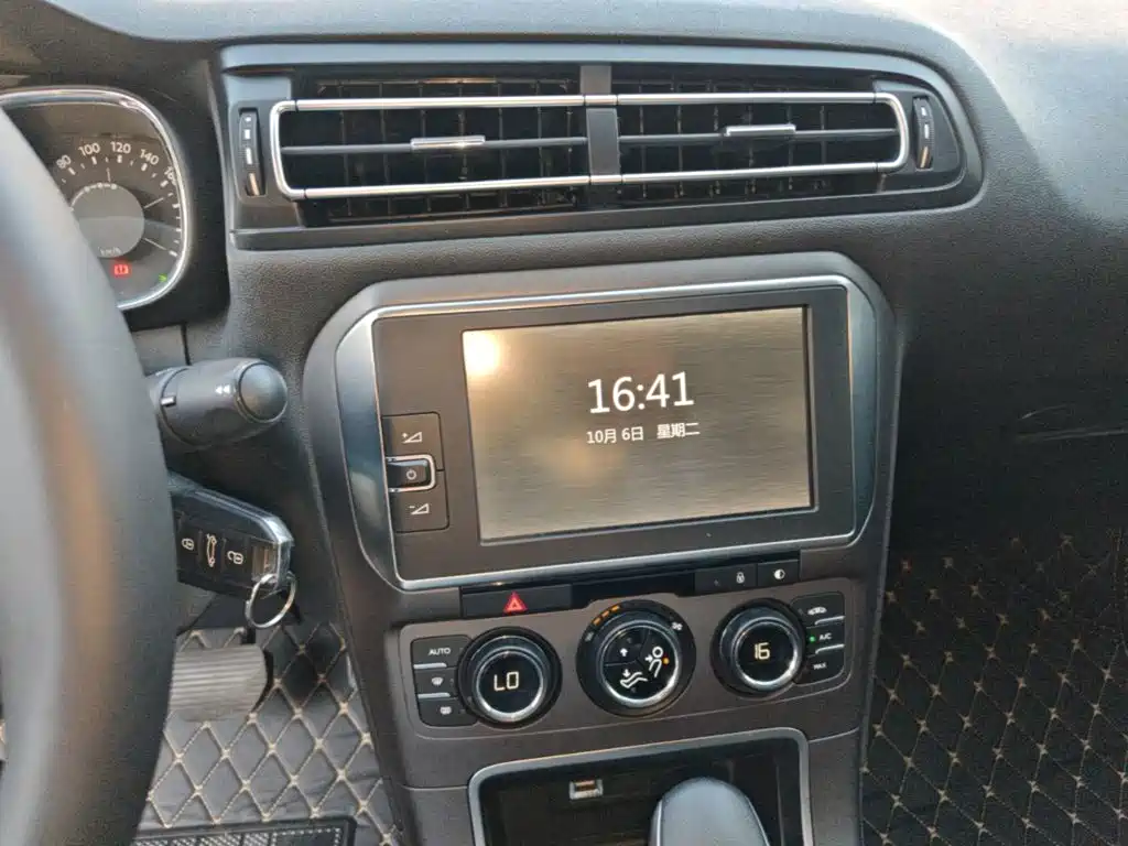 Citroën C4 C-Quatre 2017 2016 1.6L Automatic Luxury Model