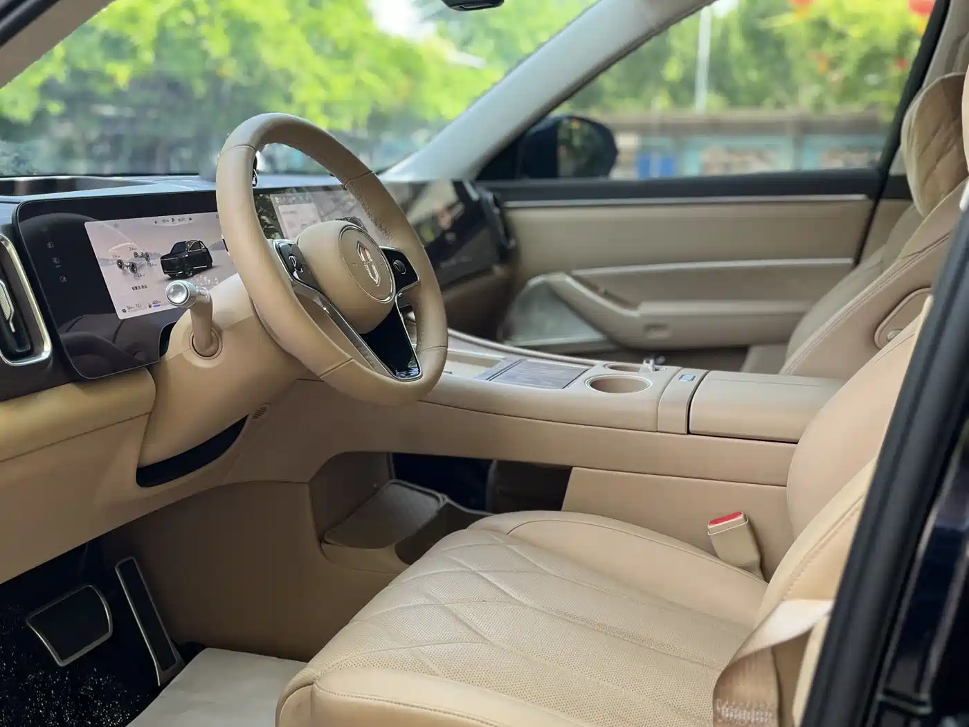AITO Wenjie AITO M8 2025 Extended Range Ultra 53.4kWh 6-Seater фото 9