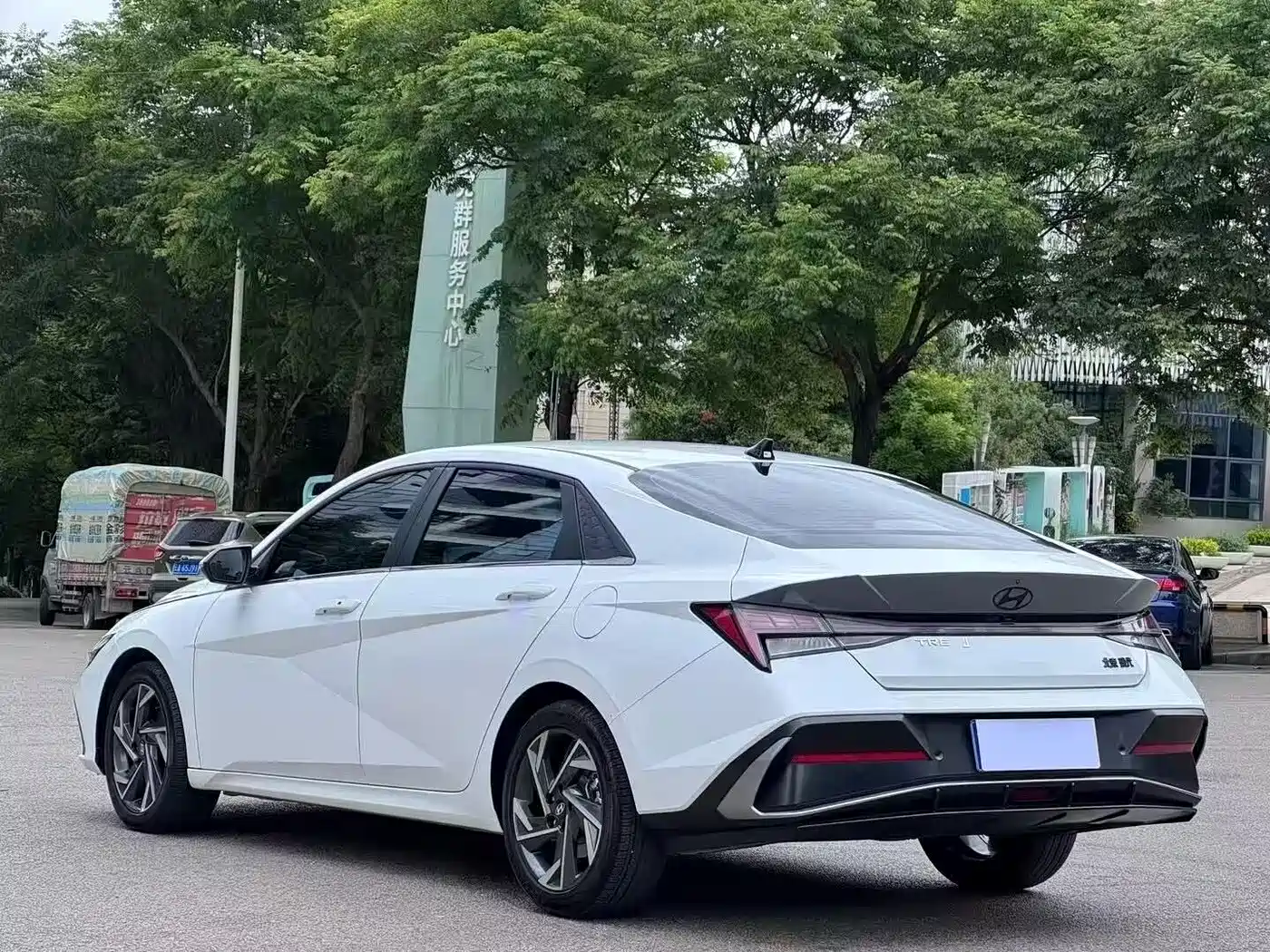 Photo 8 - Hyundai Elantra