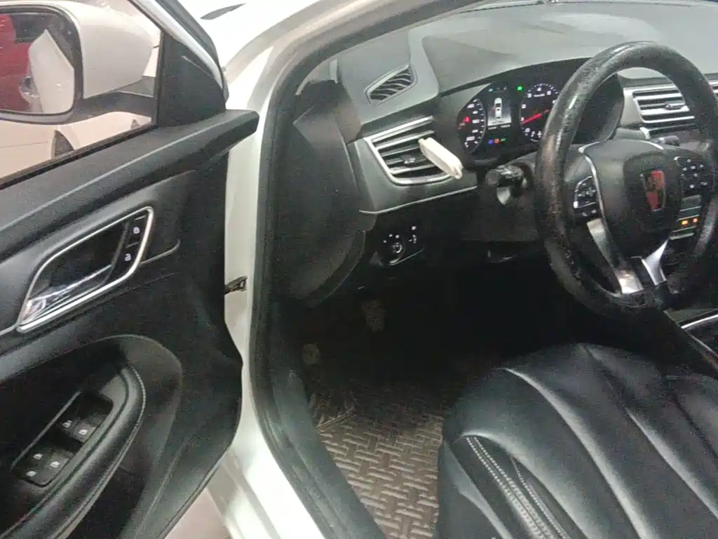 Фото 16 - Roewe i5