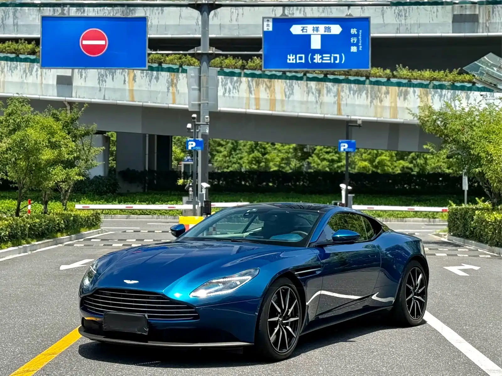 Фото 3 - Aston Martin DB11