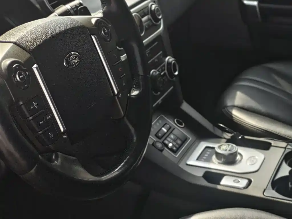 Land Rover Discovery 2015 3.0 SC V6 SE фото 12