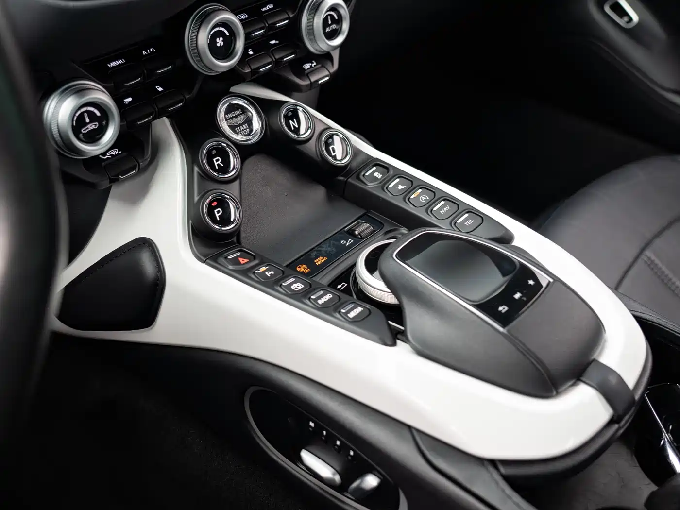 ASTON MARTIN V8 VANTAGE