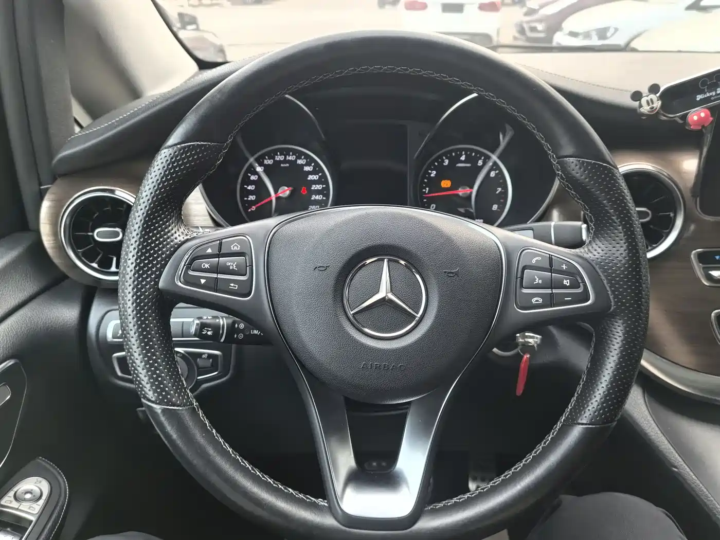 Mercedes-Benz V-Class 2021 V 260 L Long Wheelbase Premium Edition фото 11