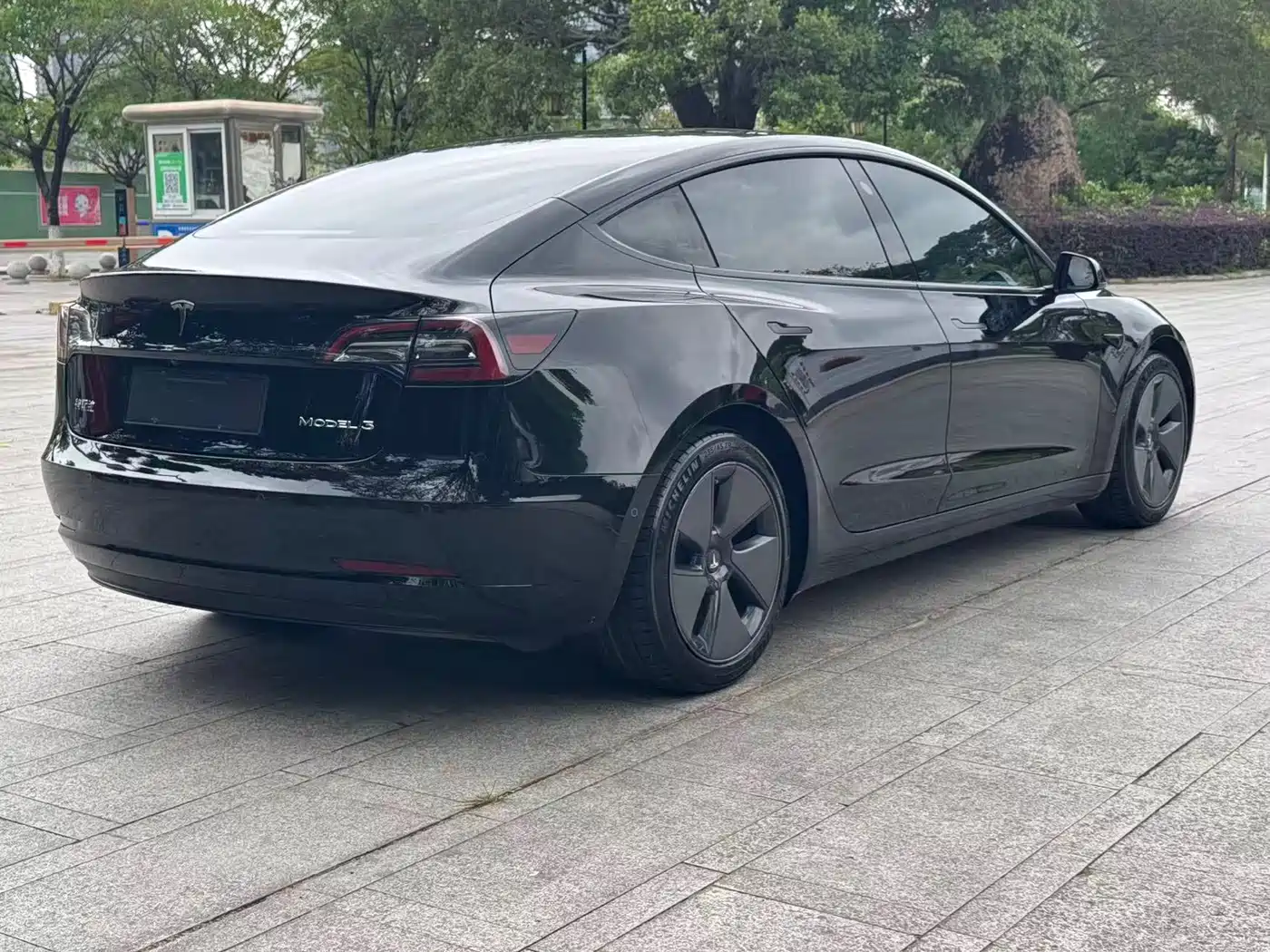 TESLA MODEL 3