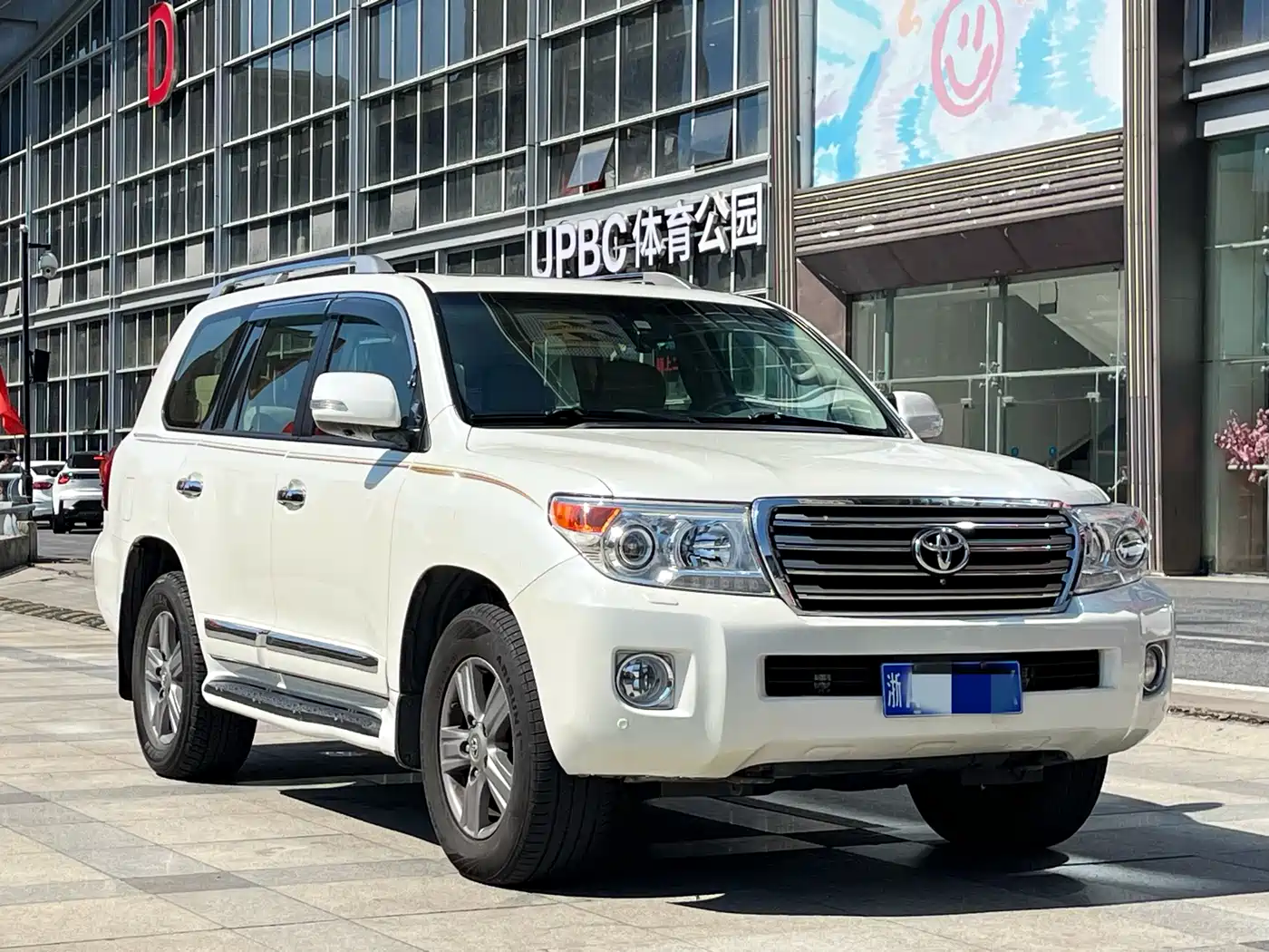 Toyota Land Cruiser (Import) 2015 4.6L V8 Middle East Limited Edition фото 3