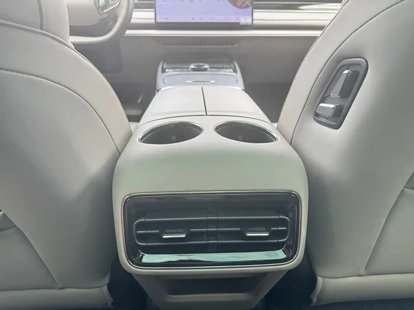 Geely Galaxy Galaxy Xingyao 8 2025 130km EM-i Premium Edition фото 10