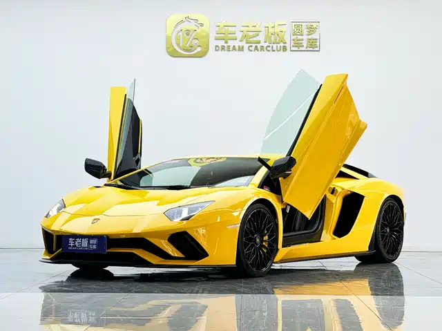 LAMBORGHINI AVENTADOR
