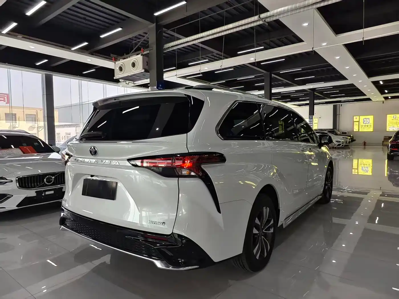 Toyota Granvia 2024 2.5L Hybrid Luxury фото 8