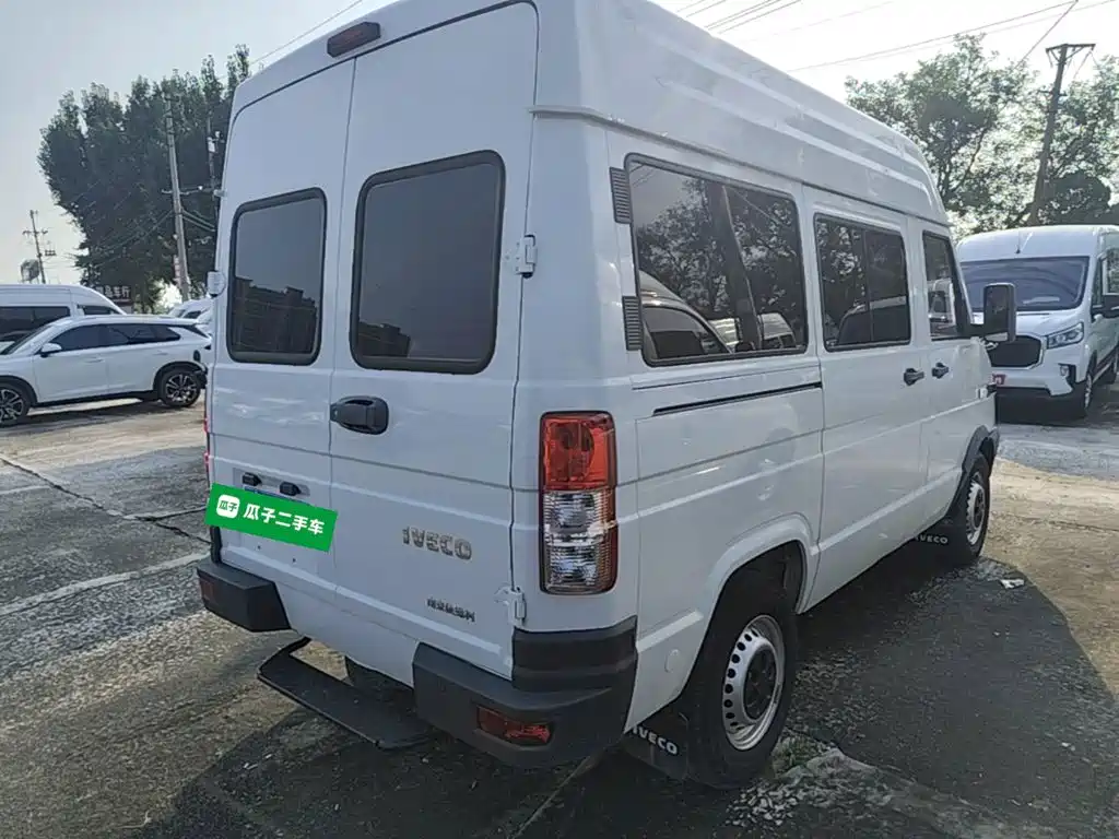 Iveco Daily 2022 2021 Model 2.5T A35 M1 Passenger Vehicle 5-9 Seats Short Wheelbase Medium Roof Single Tire Sliding Door