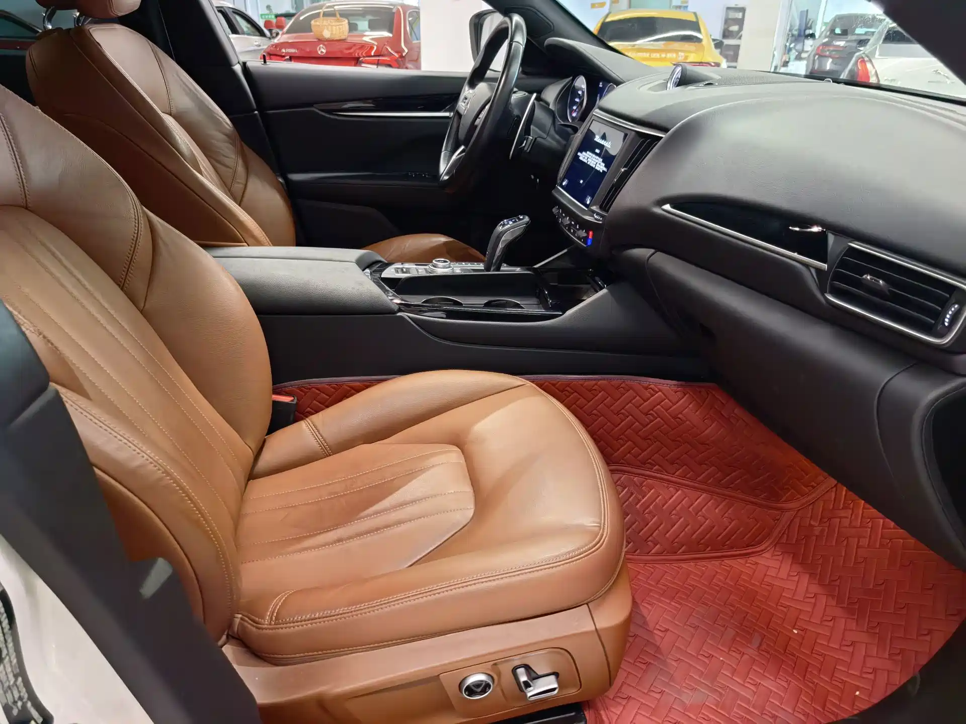 Photo 17 - Maserati Levante