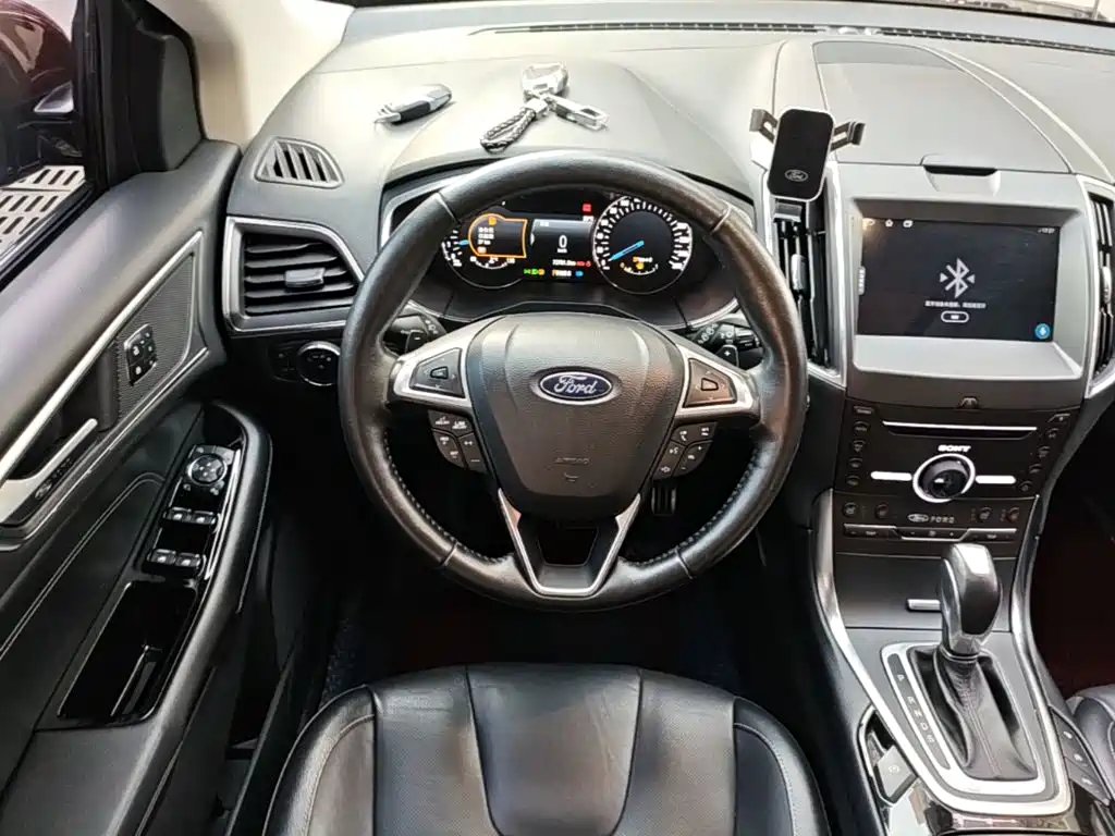 Фото 11 - Ford Edge