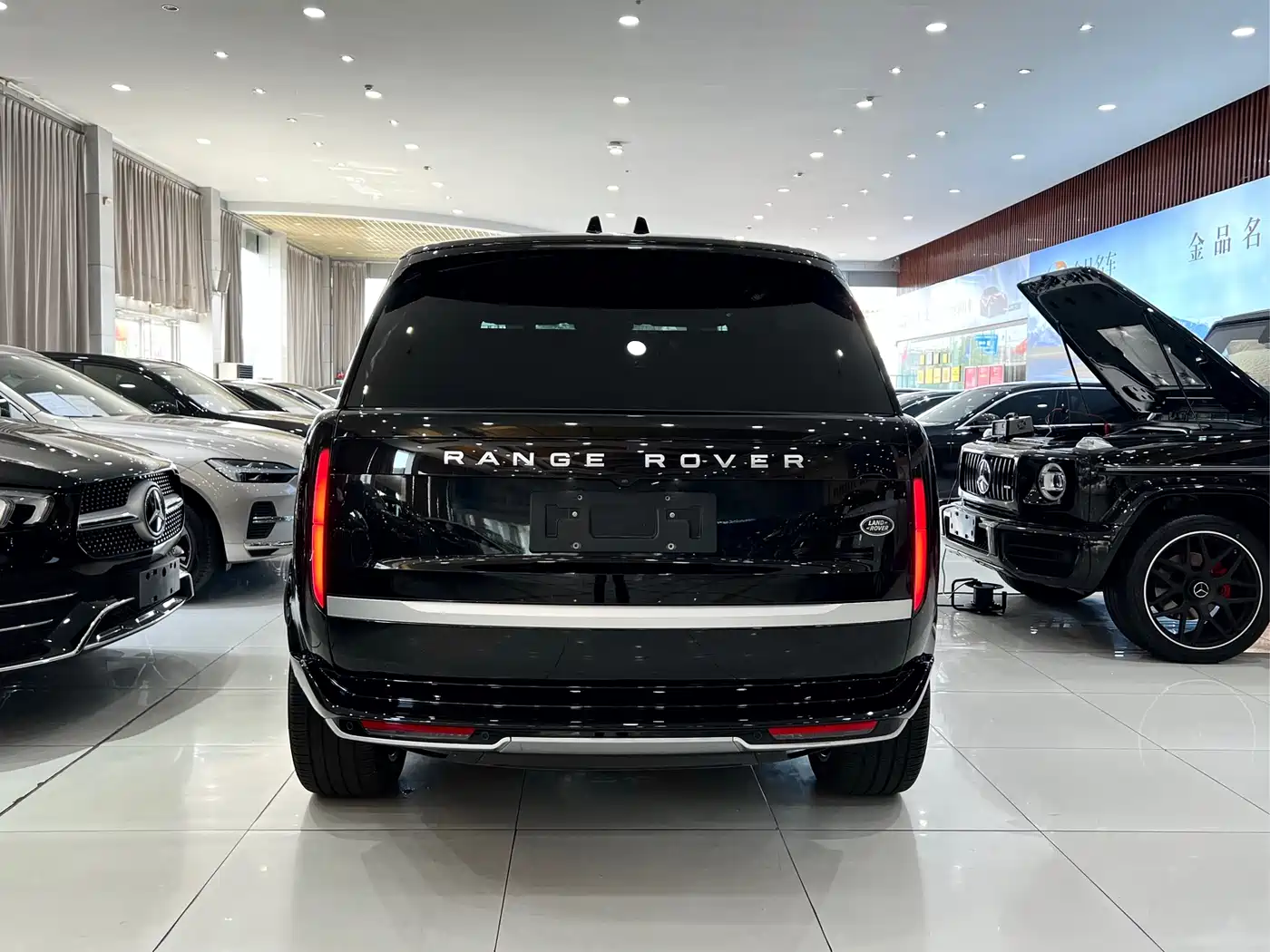 Land Rover Range Rover 2025 3.0 L6 400PS Genesis Extended Wheelbase фото 5