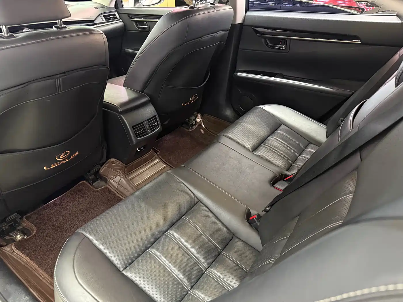 Фото 17 - Lexus ES