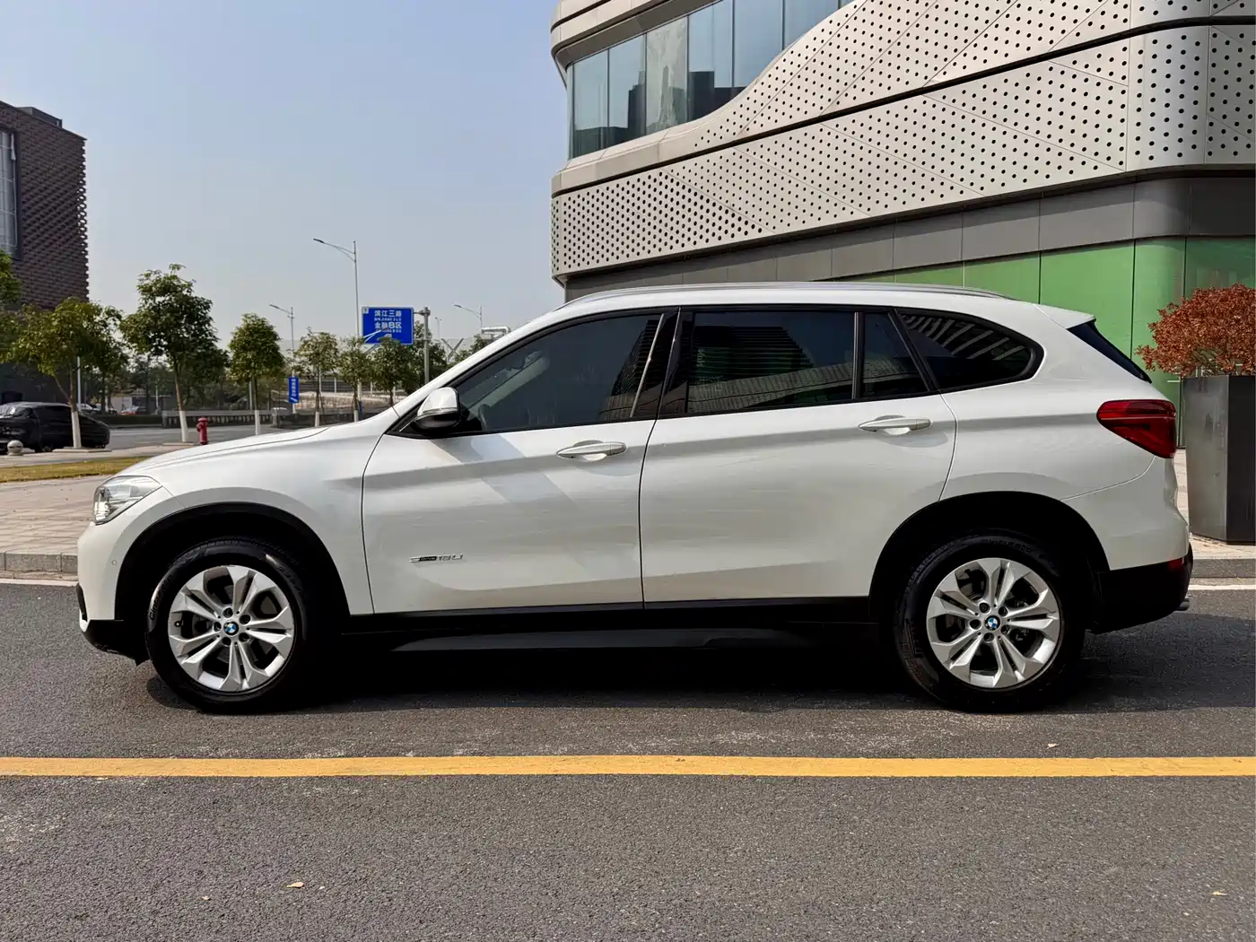 BMW X1 2016 sDrive18Li Premium Model фото 7
