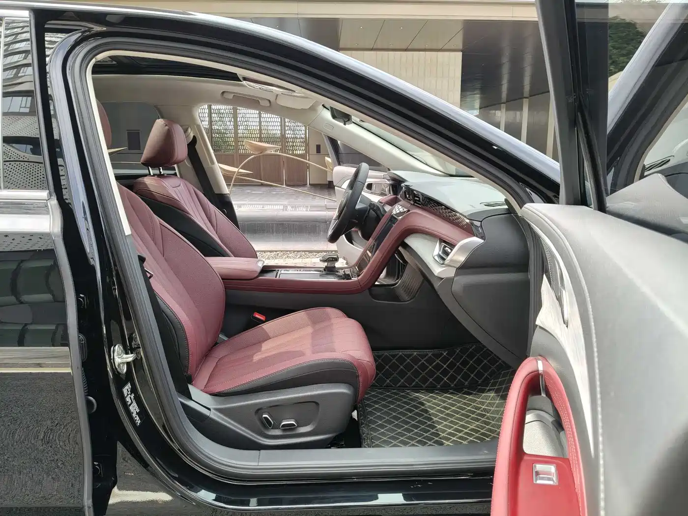 Hongqi H5 2025 2.0T Automatic Qixiang 500,000 Units Commemorative Edition фото 12