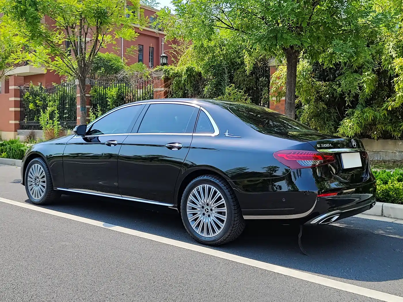 Mercedes-Benz E-Class 2022 E 300 L Fashion фото 32