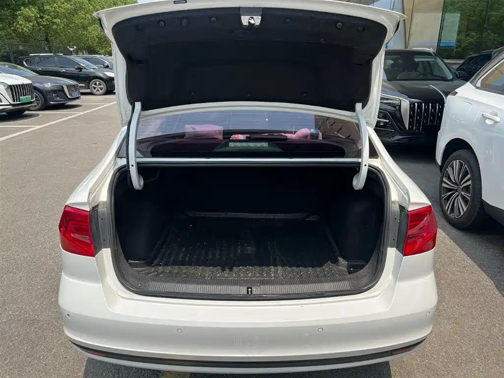 Volkswagen Bora 2018 1.5L Manual Fashion фото 4