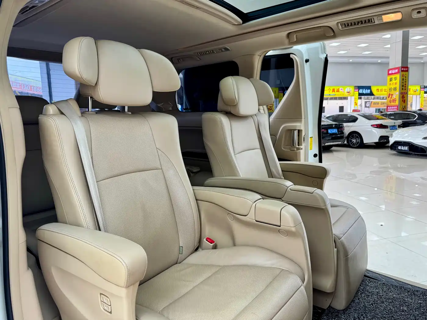 Toyota Alphard фото 11