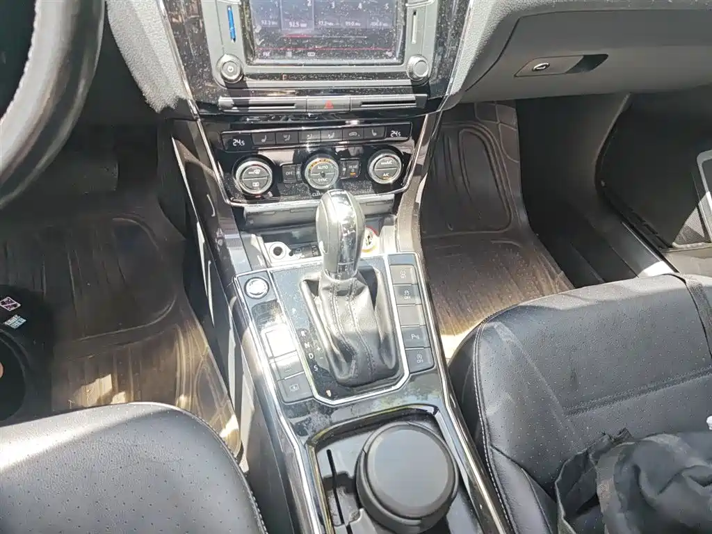 Volkswagen Passat 2016 330TSI DSG Executive Edition фото 11