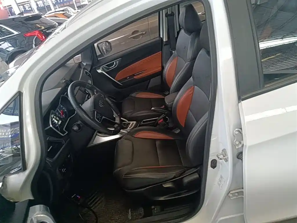 Фото 15 - Geely Vision X3