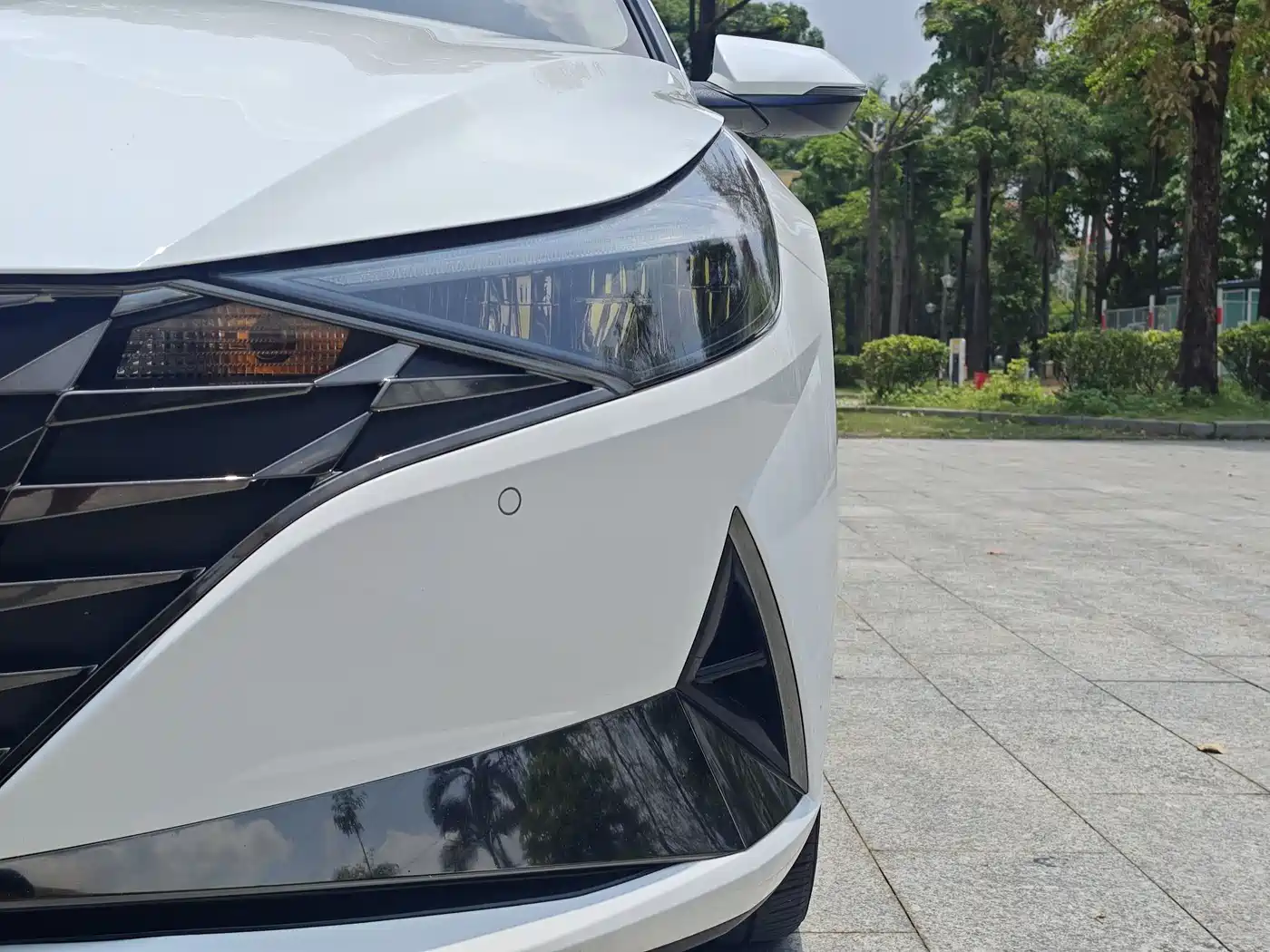 Hyundai Elantra 2022 1.5L CVT LUX Premium Edition фото 8