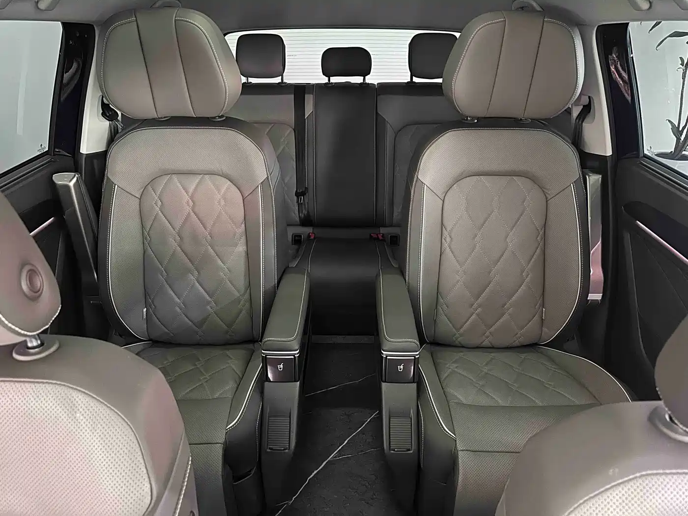 Volkswagen Viloran 2023 380TSI Premium Edition фото 10