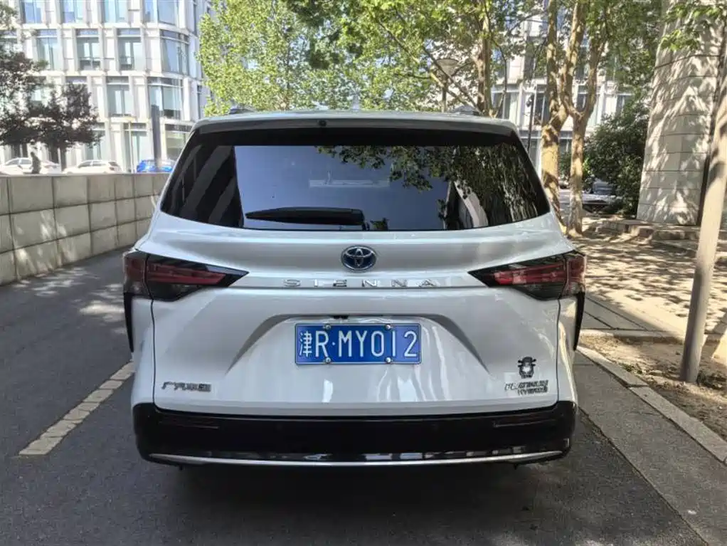 Toyota Sienna 2023 2.5L Hybrid Platinum Edition фото 5