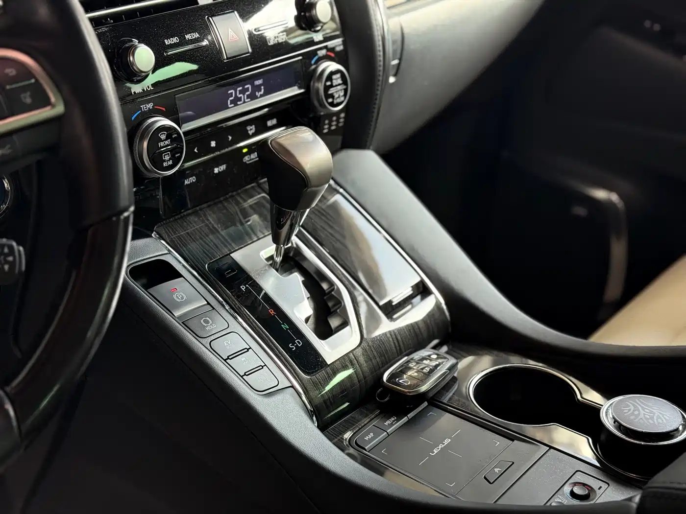 Lexus LM 2020 300h Seven-Seater Elegance Edition фото 9