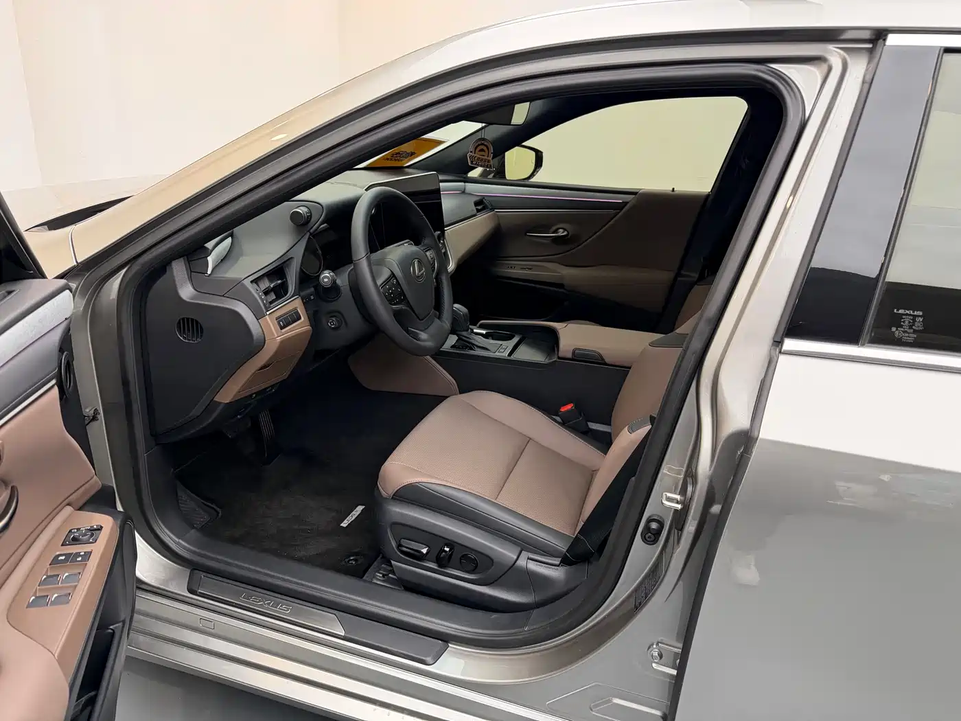 Lexus ES 2025 200 Ultimate Edition фото 17