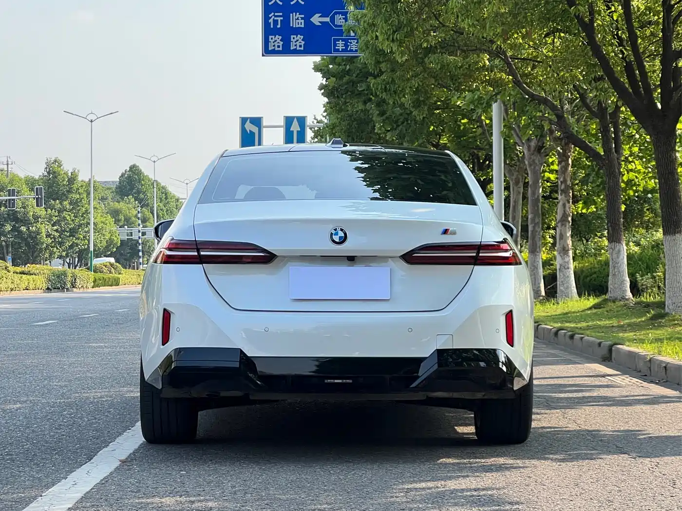 BMW 5 Series 2026 525Li M Sport Package фото 4