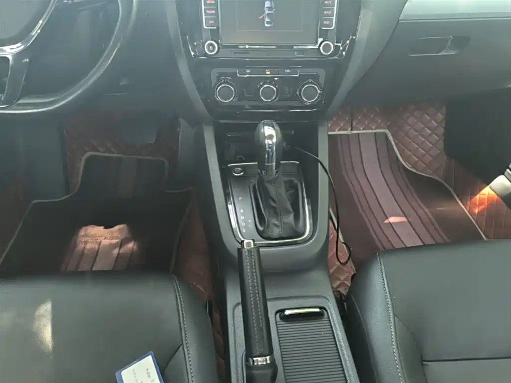 Volkswagen Sagitar 2017 1.6L Automatic Comfort фото 14