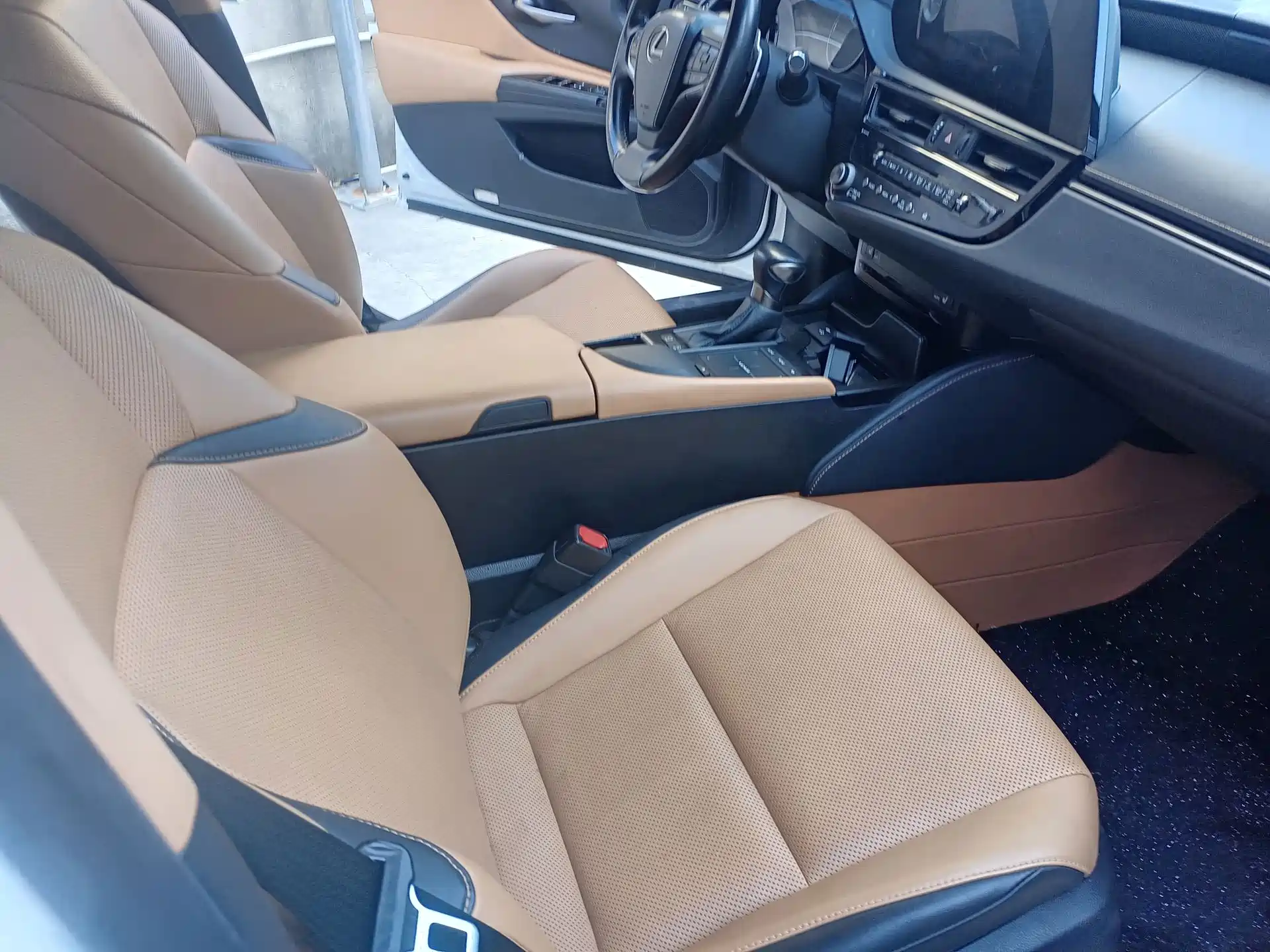 Photo 19 - Lexus ES
