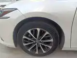 Photo 13 - Lexus ES