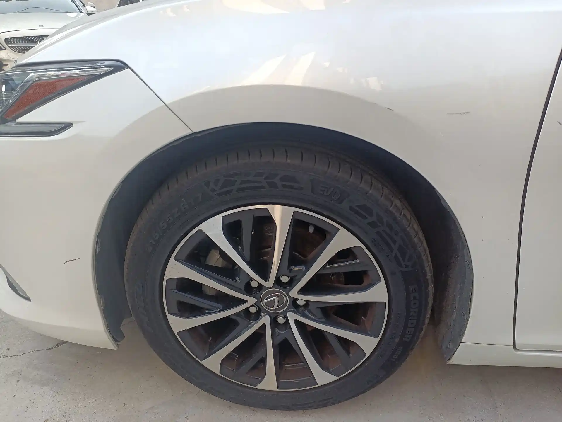 Photo 13 - Lexus ES