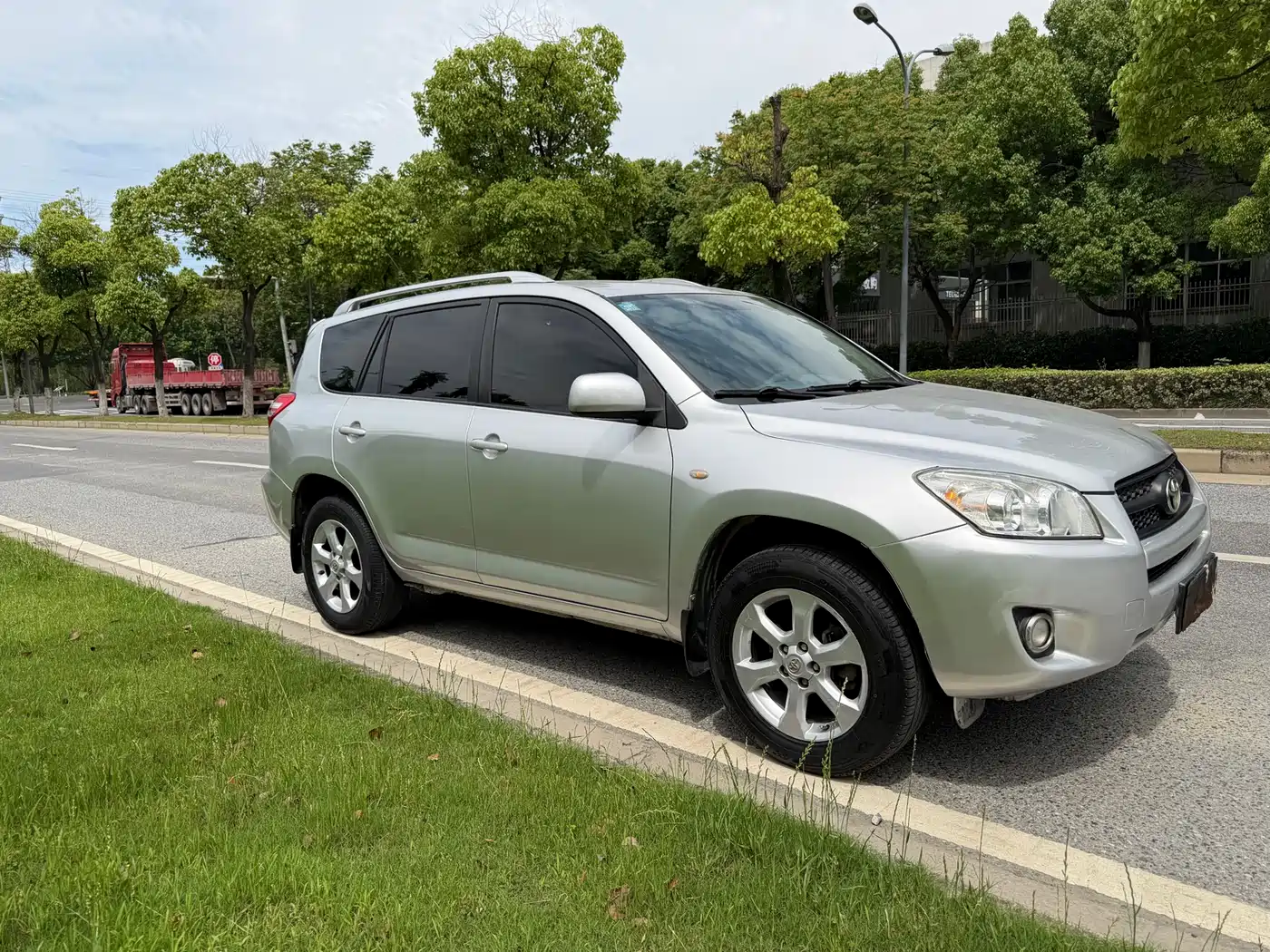 Toyota RAV4 Rongfang 2010 2.0L Automatic Luxury Upgrade Edition фото 3