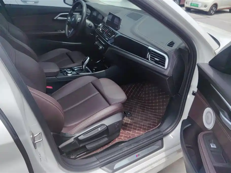 BMW 1 Series 2021 120i M Sport Shadow Edition фото 8