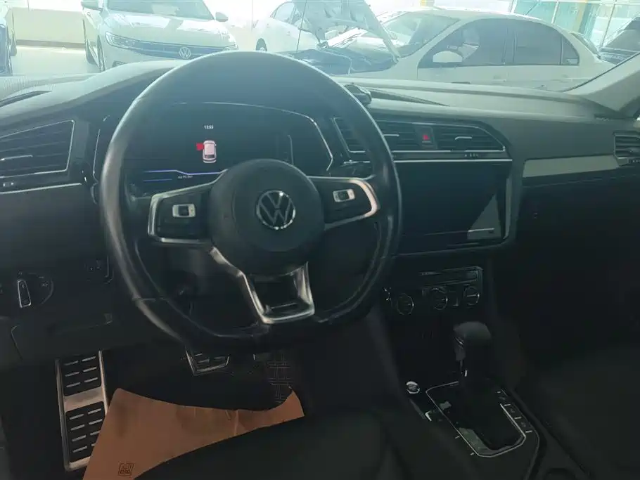 Volkswagen Tiguan L 2021 330TSI Automatic 2WD R-Line Premium фото 12