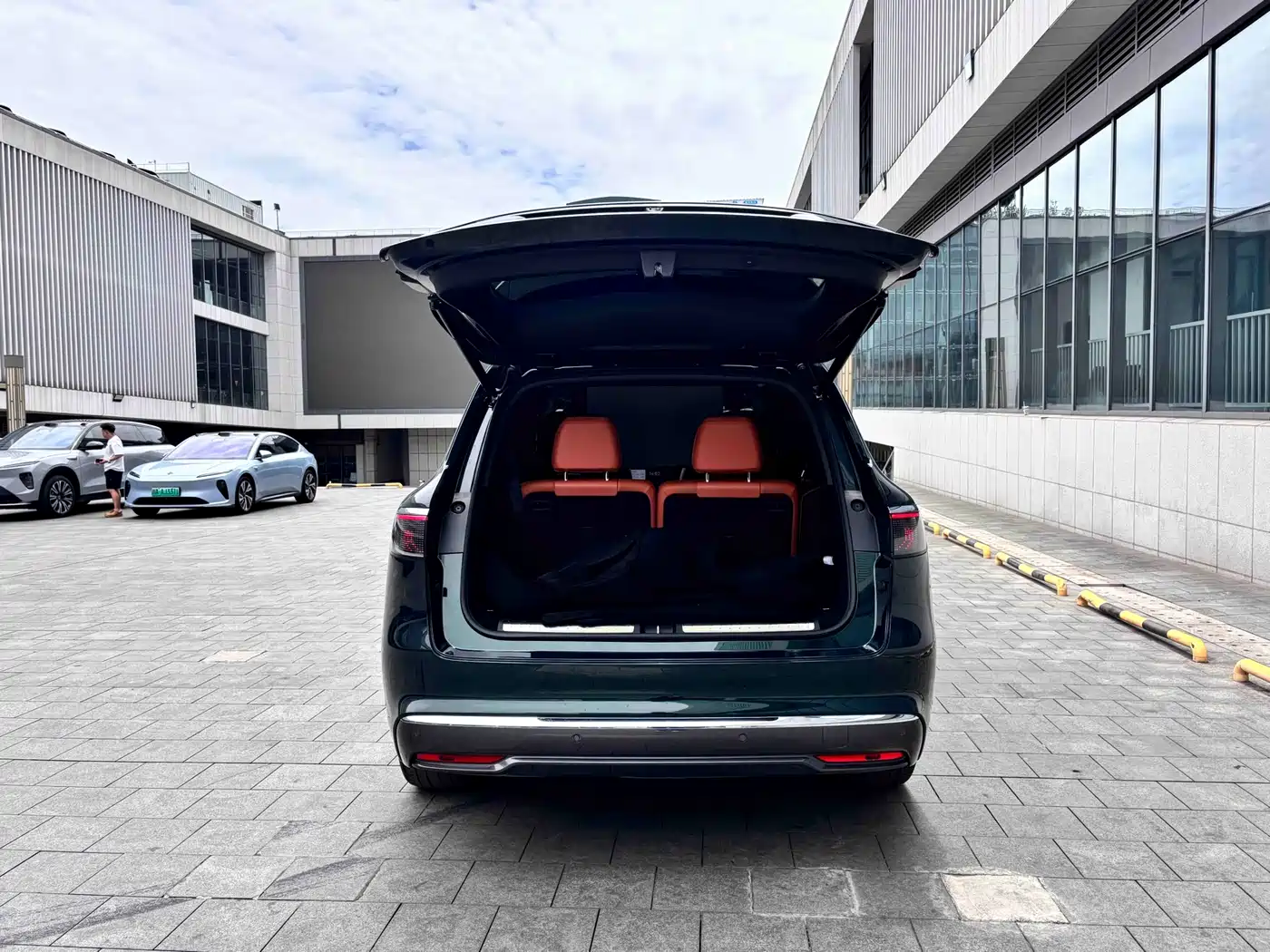 AITO Wenjie AITO M8 2025 Extended Range Ultra 53.4kWh 6-Seater фото 7