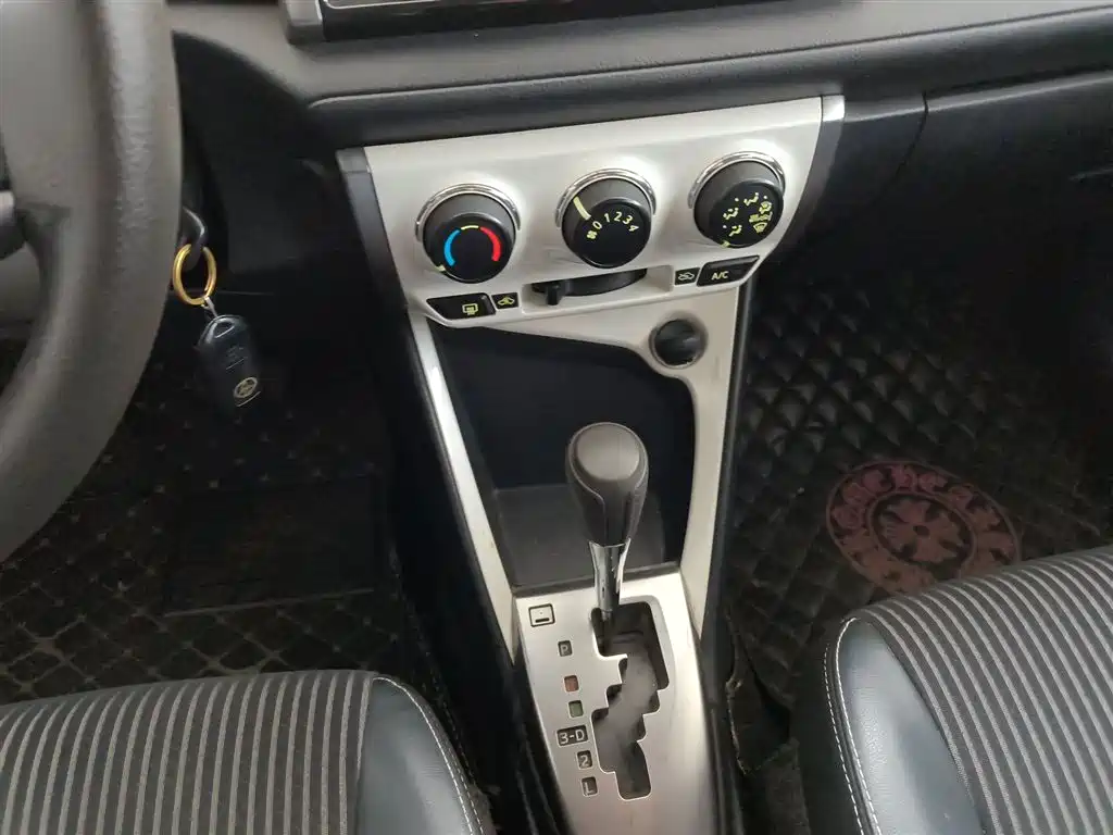 Toyota YARiS L Zhi Xuan 2015 1.5G Auto Sunroof Special Edition фото 14